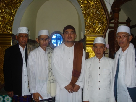 Foto bersama Ta'mir Masjid Agung Jami' Malang, usai melaksanakan tugas sebagai Khotib dan Imam Sholat 'Idul Fitri 1230 H yang dihadiri kurang lebih 65.000 jama'ah